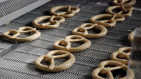 Making Stuff: Season 2. Episode 6, Pretzels cover image cdn